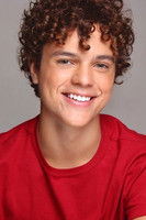 Marcus Bessa as Léo