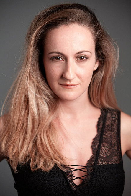 Elena González-Vallinas as Claudia