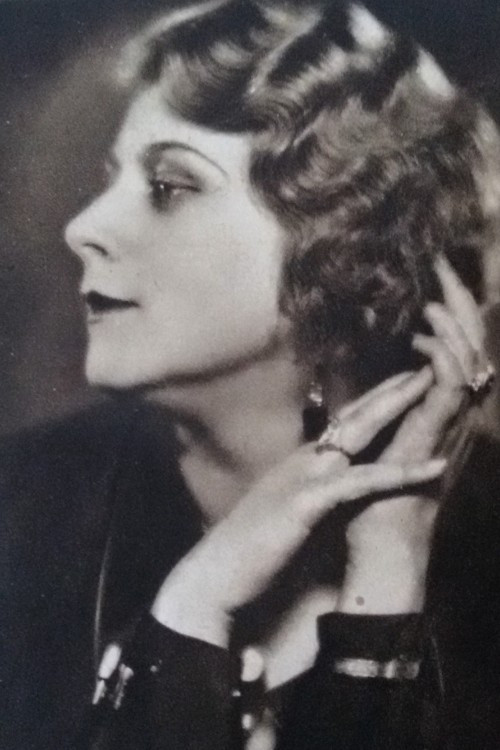 Nelly Gaierová as Sybila