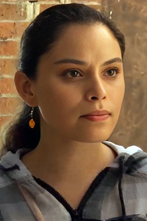 Claudia Olivia as Janeth