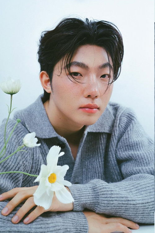 ธวัช ชัยโคตร as พนักงานโรงแรม