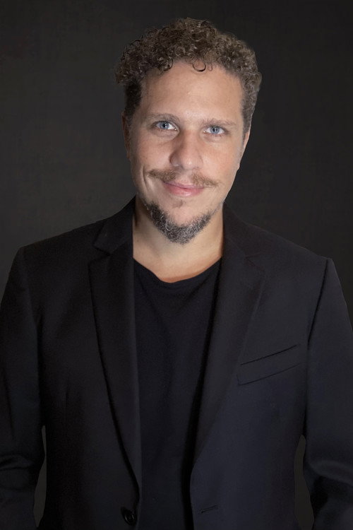 Gary Alazraki as Santiago