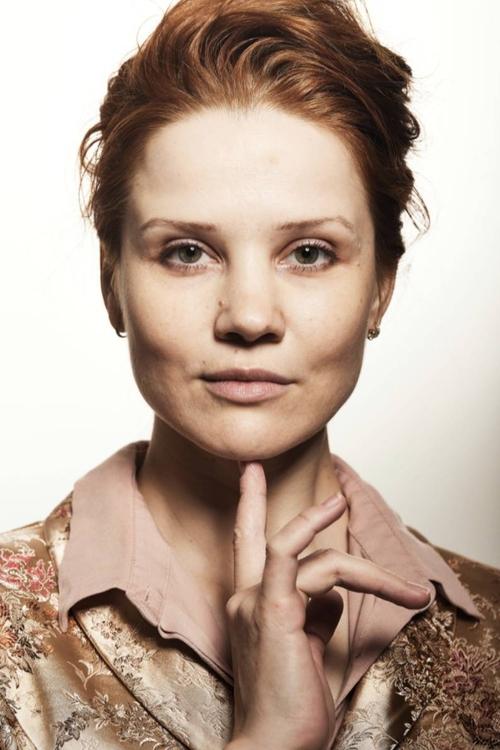 Zina Zinchenko as Aviva (woman)