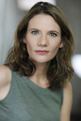 Elodie Van Wormhoudt as Professeur Léo / Femme de Pierre