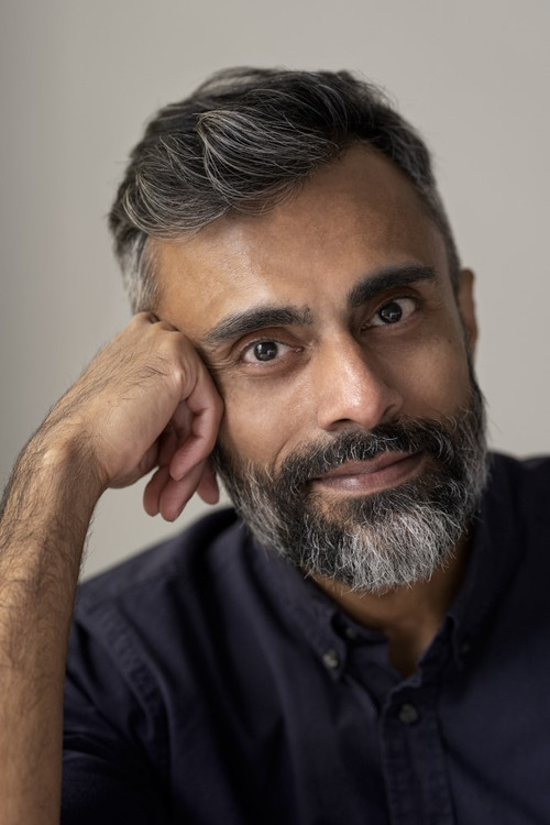 Pardis Parker as Husayn