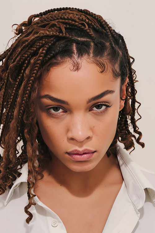 Yowa-Angélys Tshikaya as Lola