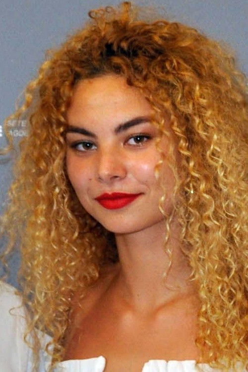 Myriam Mansouri as Mina