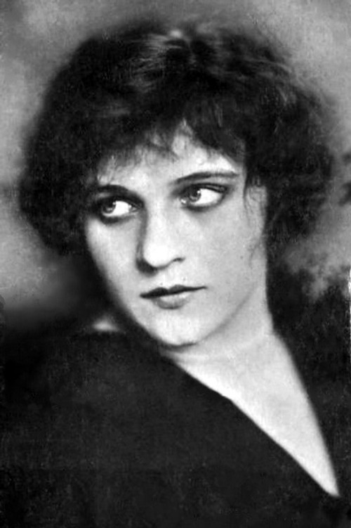 Betty Schade as Maggie