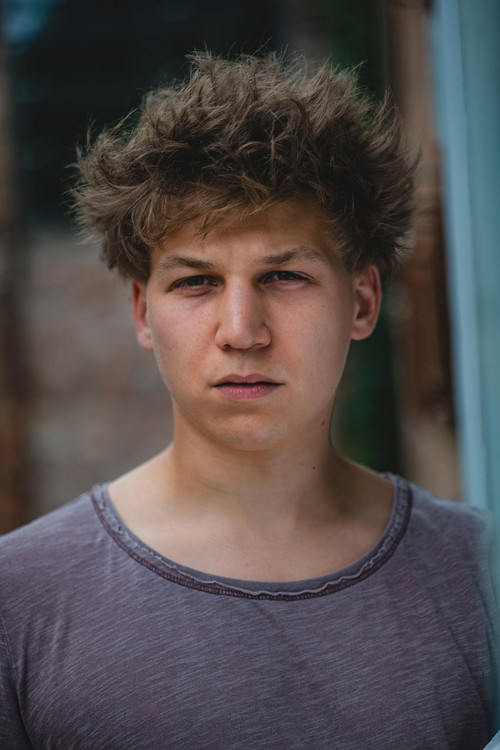 Márk Márfi as László