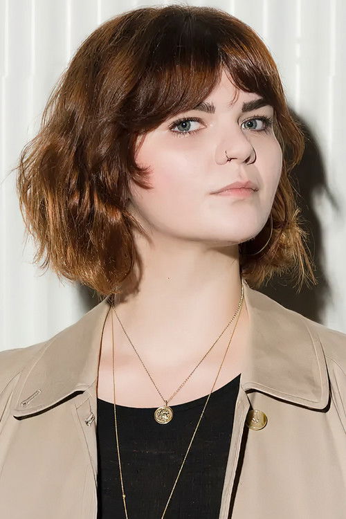 Sophie Passmann as Nola Hays