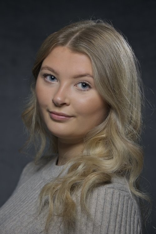 Elise Norcott as Friend at Beach