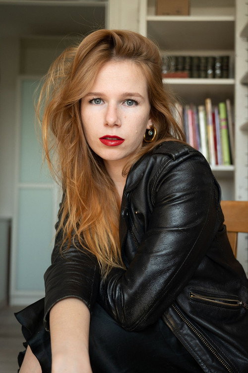 Ethel Coussau as La femme