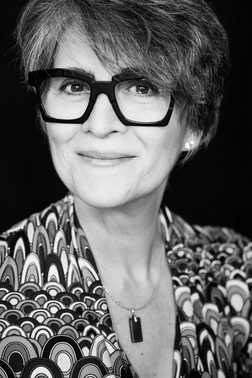 Maria Munro as Narrator