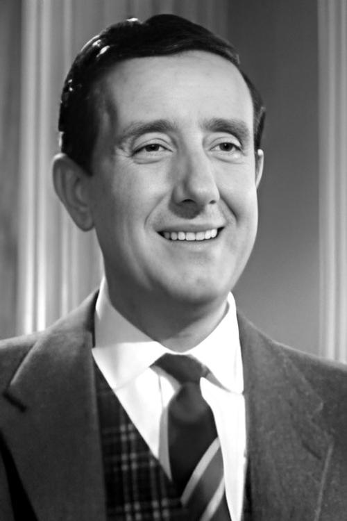 Manolo Gómez Bur as Antonio