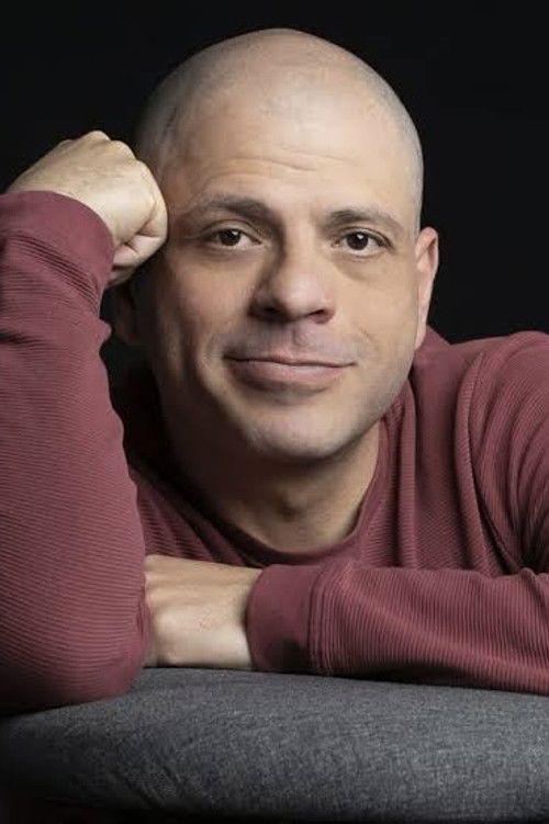 Archie Balardi as Vendedor