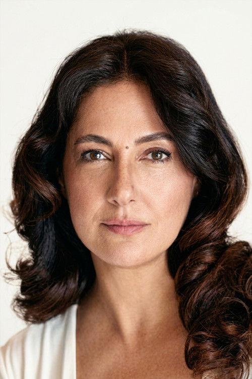 Meltem Cumbul as Elisa Castillo