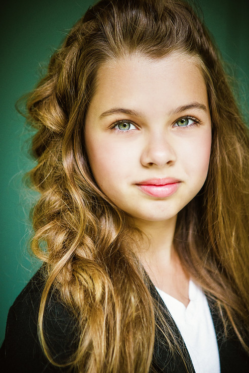 Sofia Mali as Xotchi (voice)