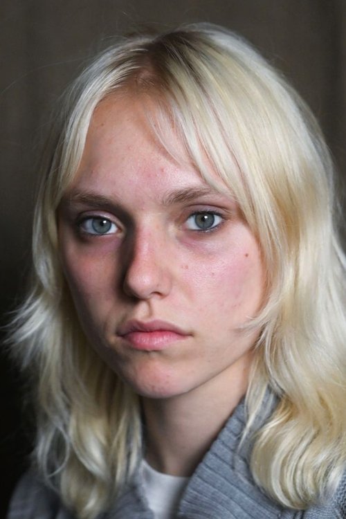 Noemi Nicolaisen as Chloe