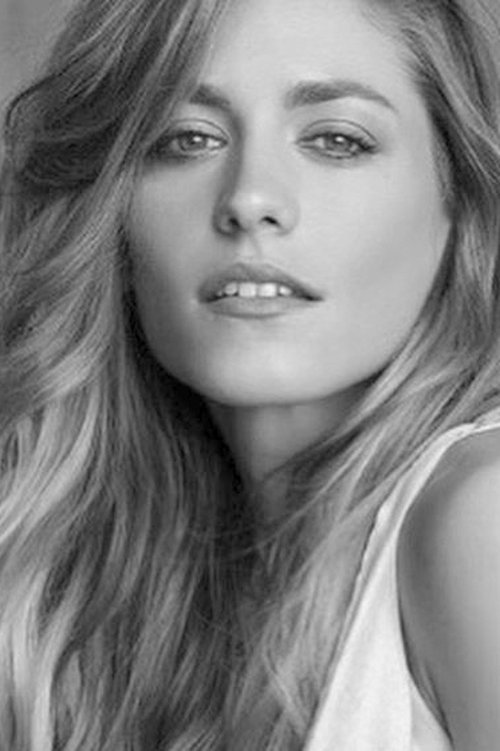 Rocío Igarzábal as Valeria