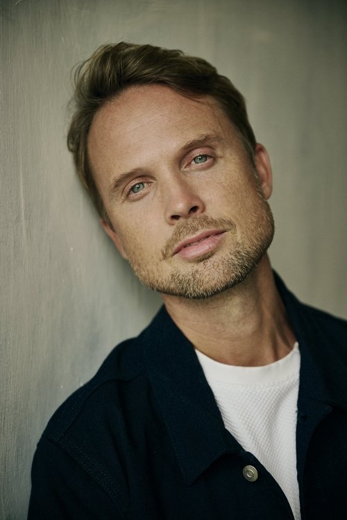 Patrick Saxe as Simon