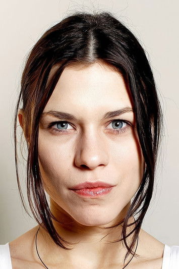 Ana Ularu as Kazia