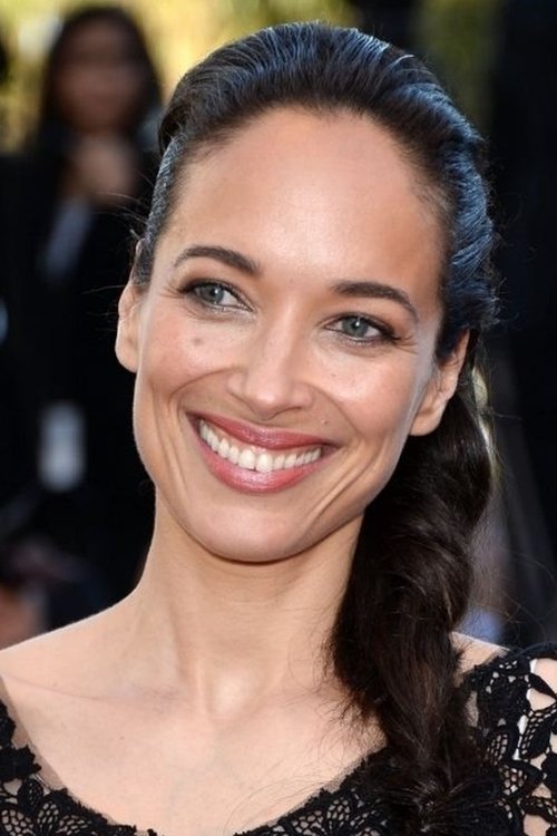 Carmen Chaplin as Aïsha