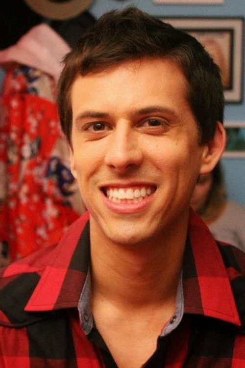 Felipe Cabral as Junior