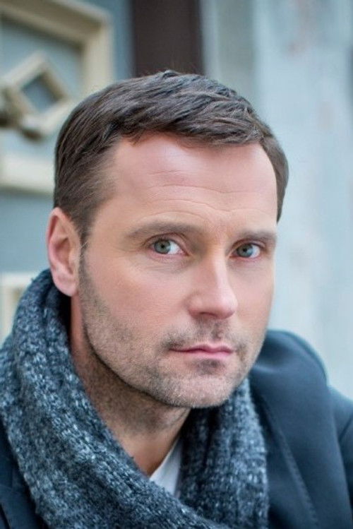 Veikko Täär as Allan