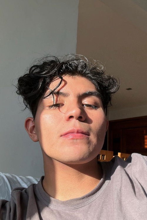 Emilio Díaz Ramírez as Hector