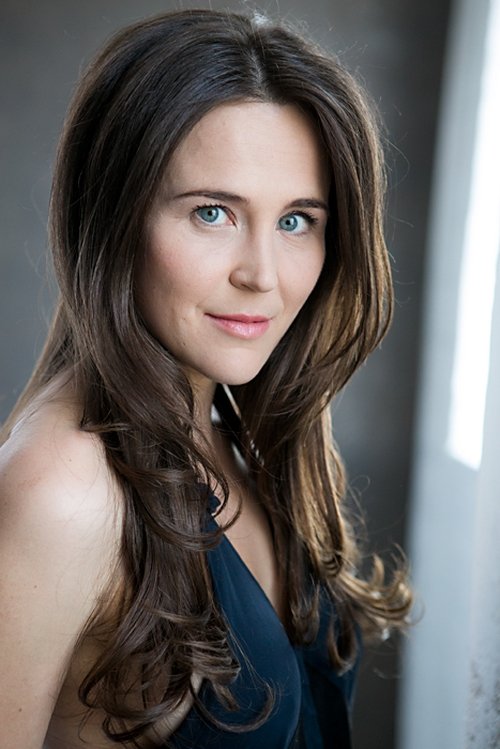 Veronika Kurshinskaya as Elena