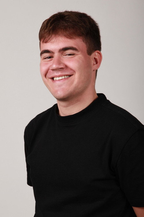 Pablo Sánchez as Peter