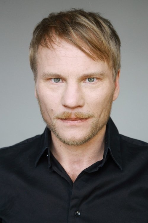 Oliver Bigalke as Henrik