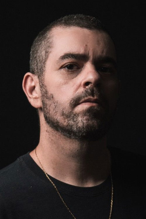 Caíque Benigno as Maca / Macarrão / Macaco