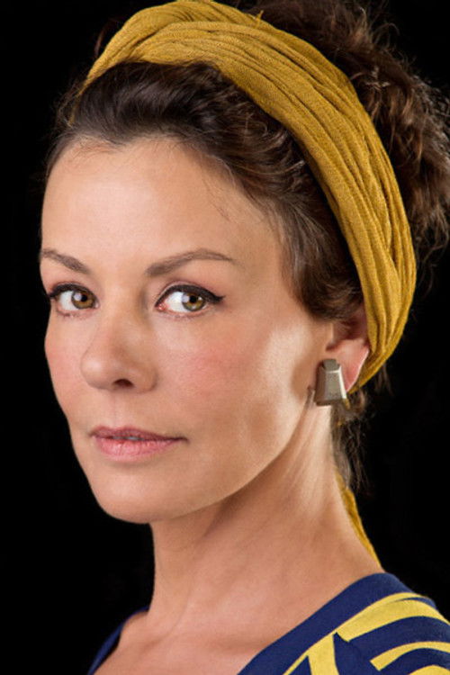 Cris Bonna as Tia Vitória