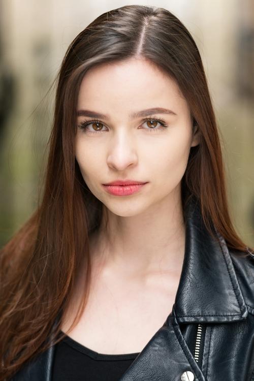 Vår Haugholt as Viktoria