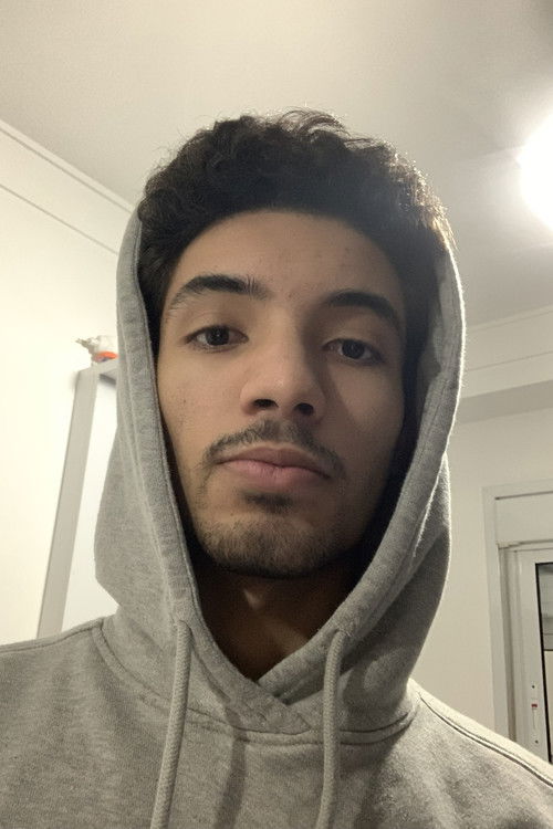 Lucas Tavares as Lucca