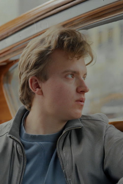 Matteo Curseri as Giulio