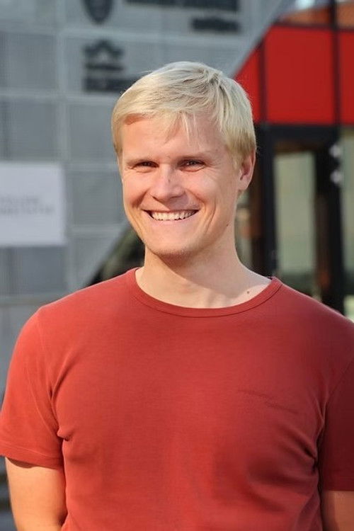 Mikkel Friis Vognæs as Voice On Set