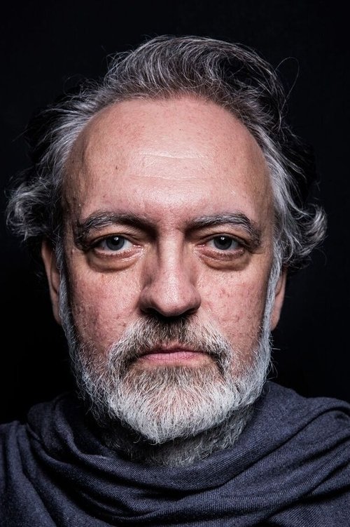 Luciano Chirolli as João Carlos