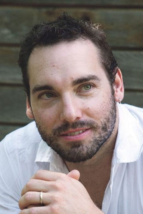 Vincent Lemay-Thivierge as Éric Paré