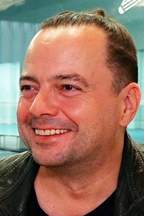 Tomi Okres as Hudebník