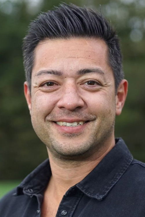 Dennis Lindequist as Sig selv