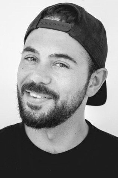 Kevin Hartfiel as Kneipengast