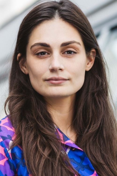 Zara Dwinger as Girl on bed