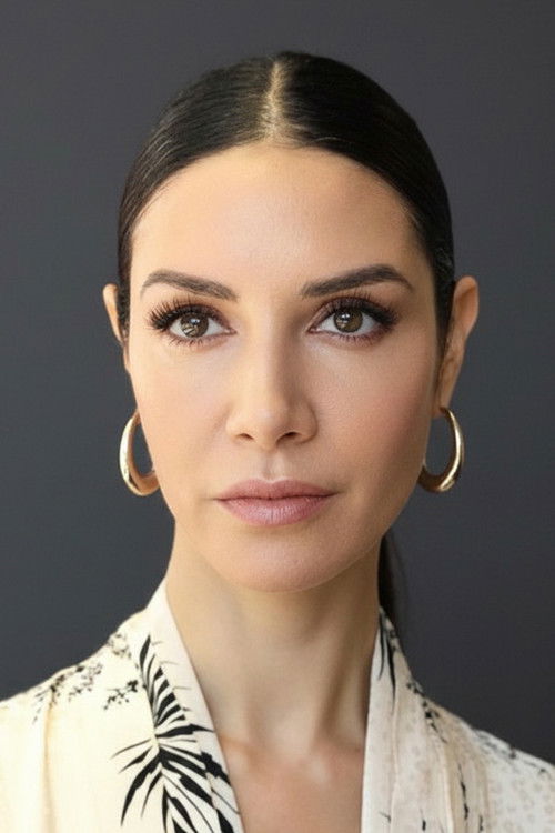 Ahu Yağtu as Candan