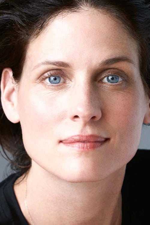 Nancy Tate as La mère d'Alice