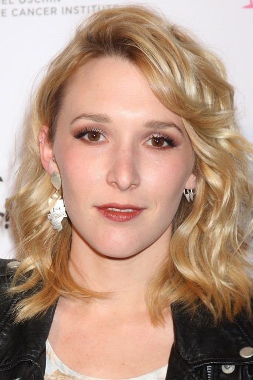 Madelyn Deutch as Ms. Hoog