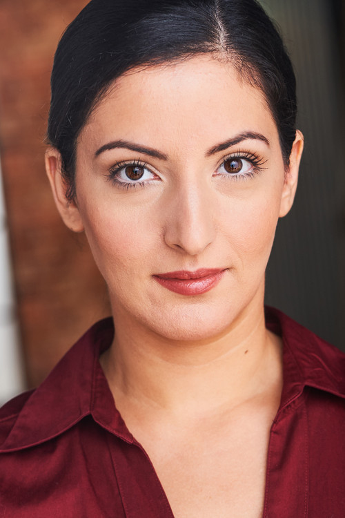 Sissi Kal as Cas Windsor