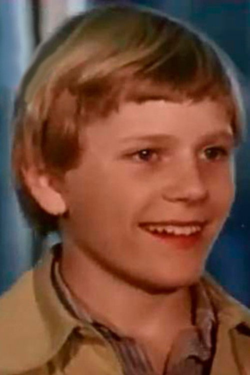 Georgiy Kiyantsev as Лёша Сидоркин