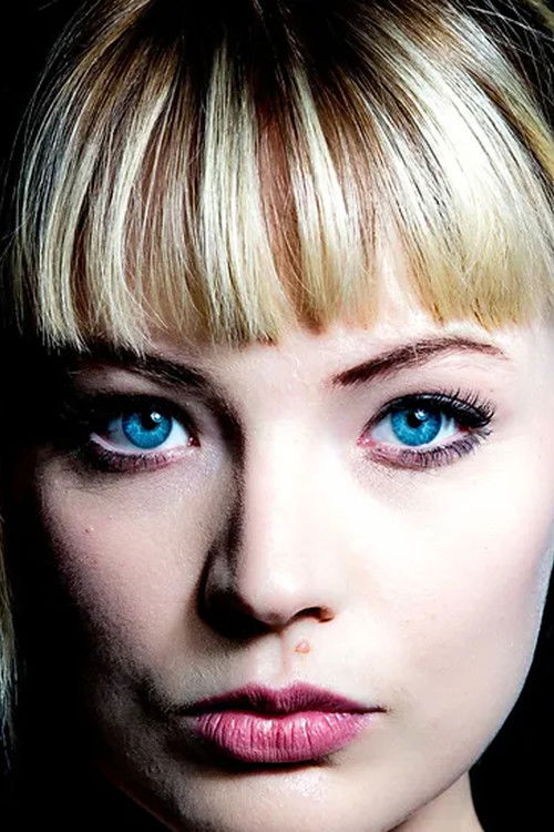 Kerry Carroll as Suze Elliot